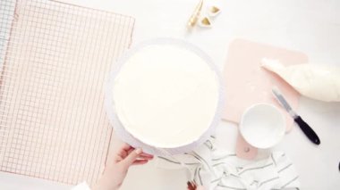 Düz yatıyordu. Beyaz buttercream buzlanma ile pembe ve mor pasta buzlanma.