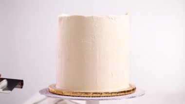 Beyaz buttercream buzlanma ile pembe ve mor pasta frosting Baker.