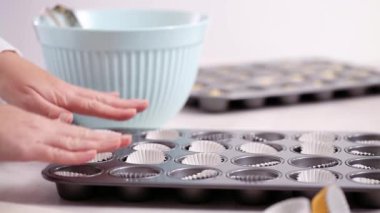 Cupcake gömlekleri içine vanilyalı kek hamuru scooping.