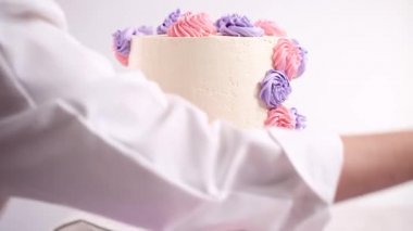 Baker boru pastel renk buttercream rozet beyaz bir pastayı tek boynuzlu at yapmak kek.