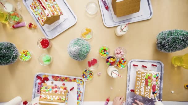 Acostado Paso Paso Niños Decorando Pequeñas Casas Pan Jengibre Fiesta — Vídeo de stock