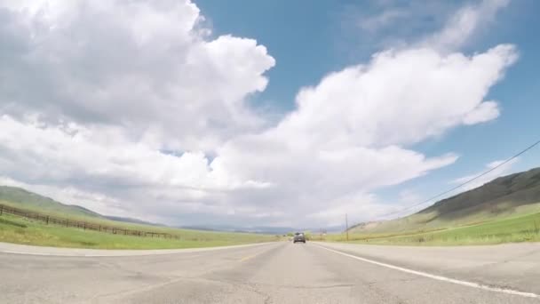 2018 デンバー コロラド州 グランビー湖近くの山の道路で運転 — ストック動画