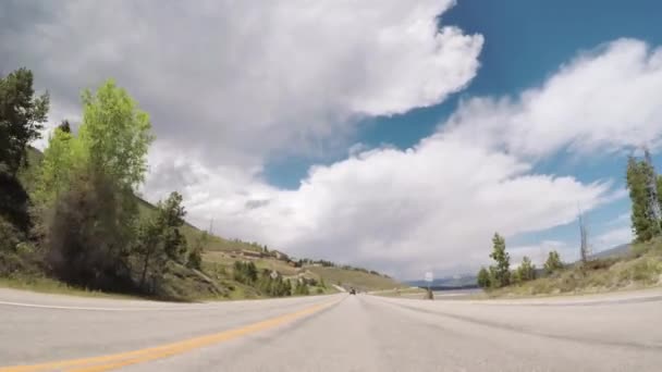 Denver Colorado Mayo 2018 Conducir Carretera Montaña Cerca Del Lago — Vídeos de Stock