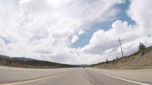 科罗拉多州 2018年5月27日 Granby 湖附近的山区公路上行驶 — 图库视频影像