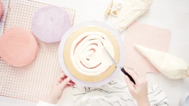 Pose Plate Assemblage Une Couche Gâteau Rose Violet Pour Faire — Video