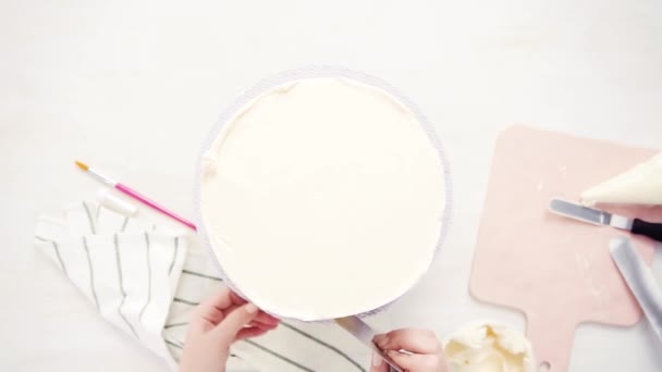Düz Yatıyordu Beyaz Buttercream Buzlanma Ile Pembe Mor Pasta Buzlanma — Stok video