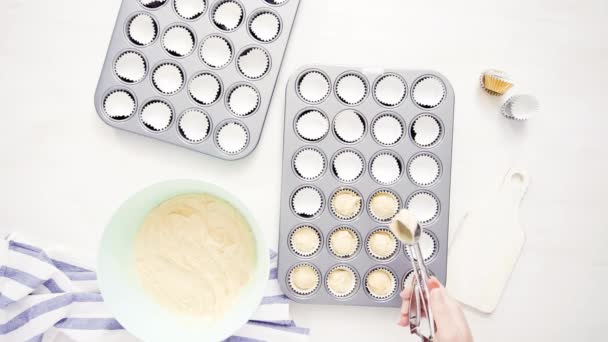 Pose Plate Ramasser Pâte Cupcake Vanille Dans Des Doublures Cupcake — Video