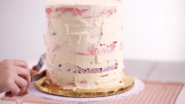 Baker Růžové Fialové Dort Bílou Buttercream Poleva Poleva — Stock video