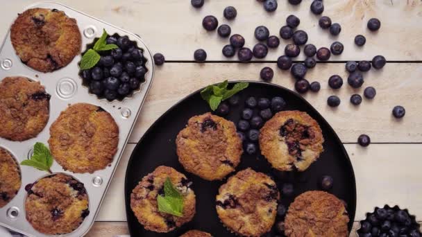 从烤箱中拿出蓝莓松饼 肉桂和糖盖 — 图库视频影像
