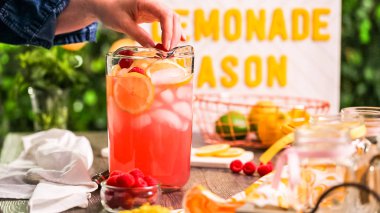 Adım adım. Taze limon ve mason kavanoz içme içinde ahududu ile hazırlama frambuazlı limonata.