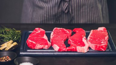 Ham New York şerit biftek ağaç kesme tahtası.