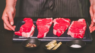 Ham New York şerit biftek ağaç kesme tahtası.