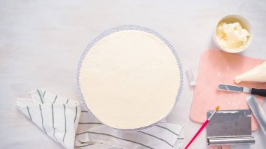 Gıda glitter bir tek boynuzlu at yapmak için beyaz bir pasta için uygulayarak pasta.