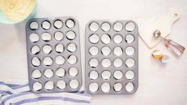 Düz yatıyordu. Kağıt cupcake gömlekleri ile astar cupcake tavada.