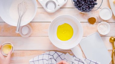 Blueberry muffins için karıştırma kase içinde birlikte malzemeyi karıştırma.