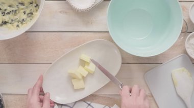 Blueberry muffins için karıştırma kase içinde birlikte malzemeyi karıştırma.