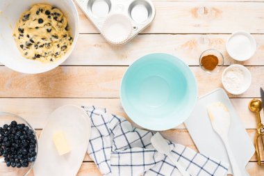 Düz yatıyordu. Masada blueberry muffins yapmak için malzemeler.