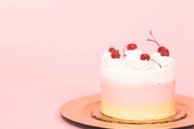 Spumoni pasta pembe bir arka plan üzerinde.