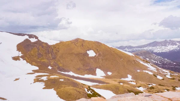 Dağlar Fron Kereste Çizgisinin Üstündeki Alanda Görünümünü — Stok fotoğraf