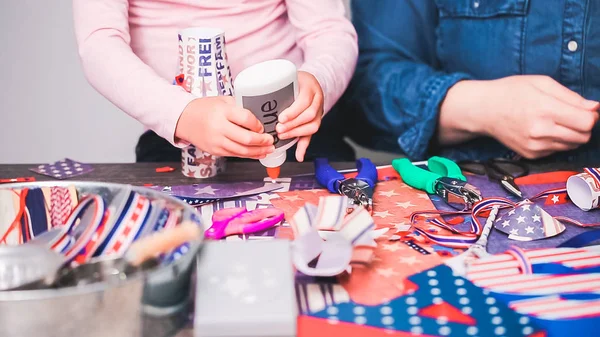 Paso Paso Madre Hija Haciendo Petardos Papel Para Celebración Del — Foto de Stock