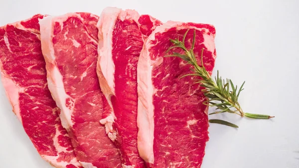 Ham New York şerit biftek ağaç kesme tahtası.