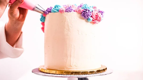 Baker Tubazioni Color Pastello Buttercream Rosette Una Torta Bianca Fare — Foto Stock