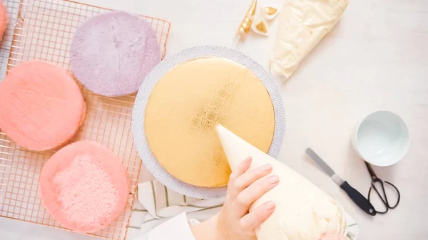 플랫이 있도록 분홍색과 보라색 케이크 소녀의 파티에 유니콘 케이크 — 스톡 사진
