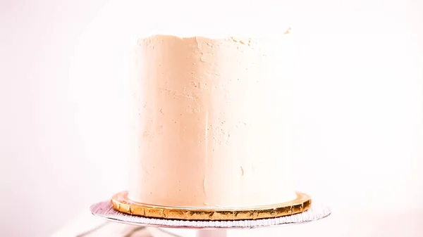 Baker Růžové Fialové Dort Bílou Buttercream Poleva Poleva — Stock fotografie