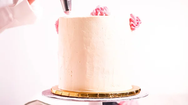 Baker Rörledningar Pastell Färg Buttercream Rosetter Vit Tårta Att Göra — Stockfoto