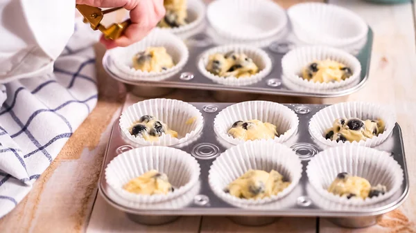 Auslöffeln Von Blaubeer Muffinteig Metall Muffinpfanne — Stockfoto