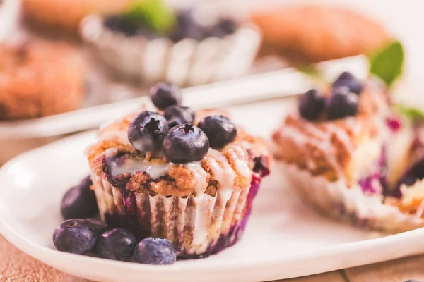 Muffin Mirtilli Fatti Casa Affettati Piatto Bianco — Foto Stock