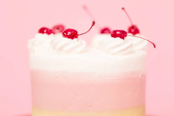 ピンクの背景の誕生日 Spumoni ケーキ — ストック写真