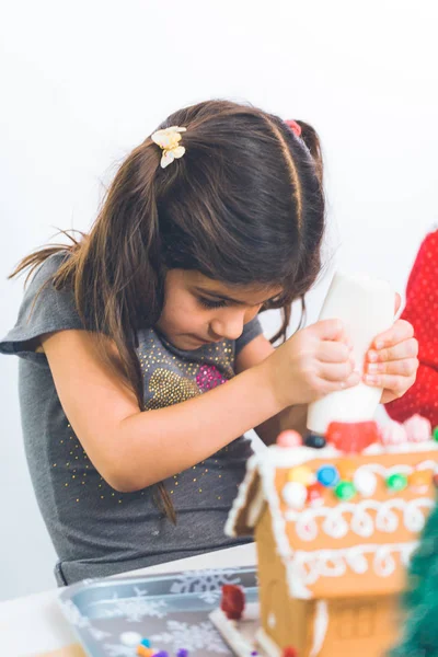 Kinderen Versieren Kleine Ontbijtkoek Tijdens Kerst Huizen Ambachtelijke Partij — Stockfoto