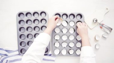 Düz yatıyordu. Kağıt cupcake gömlekleri ile astar cupcake tavada.