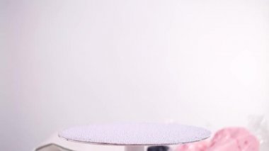 Beyaz buttercream buzlanma ile pembe ve mor pasta frosting Baker.