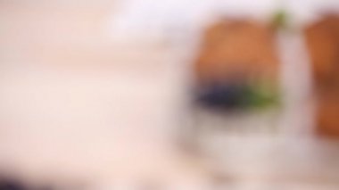 Fırın yaban mersinli kek tarçın ve Şeker Tepesi ile Out.