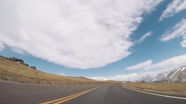 Denver, Colorado, ABD-Mayıs 27, 2018 - sürüş iz Ridge yolda sezonun açılış hafta sonu Rocky Dağı Milli Parkı içinde.