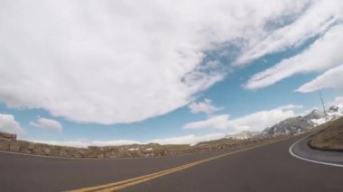 Denver, Colorado, ABD-Mayıs 27, 2018 - zaman atlamalı. Rocky Dağı Milli Parkı'sezon açılış hafta sonu sevk üstünde iz Ridge yol.