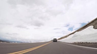 Denver, Colorado, ABD-Mayıs 27, 2018 - sürüş iz Ridge yolda sezonun açılış hafta sonu Rocky Dağı Milli Parkı içinde.