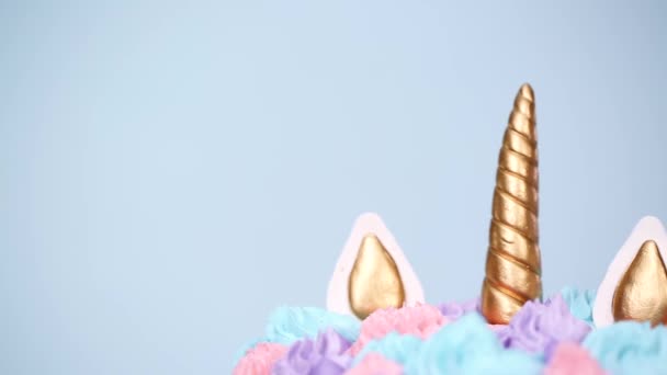 Gastronomische Unicorn Cake Met Roze Paarse Botterroom Berijpen Blauwe Achtergrond — Stockvideo