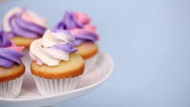 Pastel Unicornio Gourmet Con Glaseado Crema Mantequilla Rosa Púrpura Sobre — Vídeo de stock