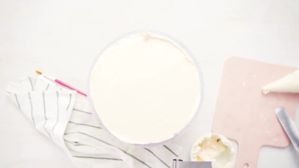 Пласка Лежала Заморожування Рожевого Фіолетового Торта Білим Масляним Кремом — стокове відео
