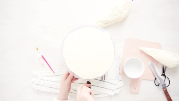 Acostado Frosting Pastel Rosa Púrpura Con Glaseado Crema Blanca — Vídeos de Stock
