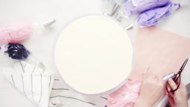 Düz Yatıyordu Bir Tek Boynuzlu Yapmak Için Beyaz Bir Kek — Stok video