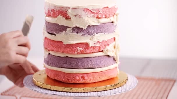 Panadero Glaseado Pastel Rosa Púrpura Con Glaseado Mantequilla Blanca — Vídeo de stock