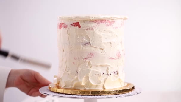 Panettiere Glassa Torta Rosa Viola Con Una Glassa Burro Bianco — Video Stock