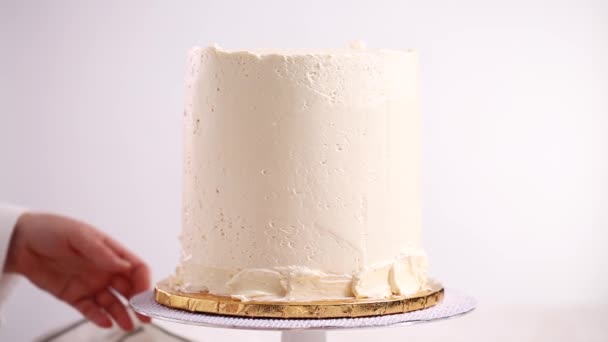 Baker Růžové Fialové Dort Bílou Buttercream Poleva Poleva — Stock video