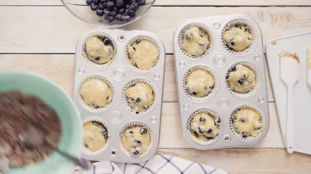 Ramasser Pâte Muffins Aux Myrtilles Dans Une Casserole Muffins Métal — Video