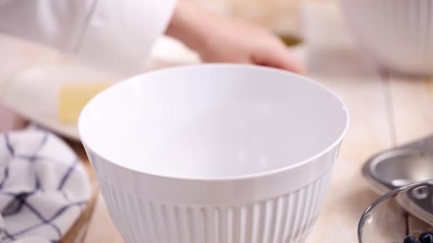 Mezclar Los Ingredientes Tazón Para Muffins Arándanos — Vídeo de stock
