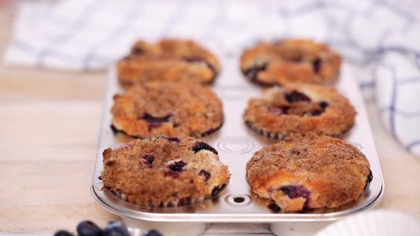 Muffins Aux Myrtilles Sortis Four Avec Garniture Cannelle Sucre — Video